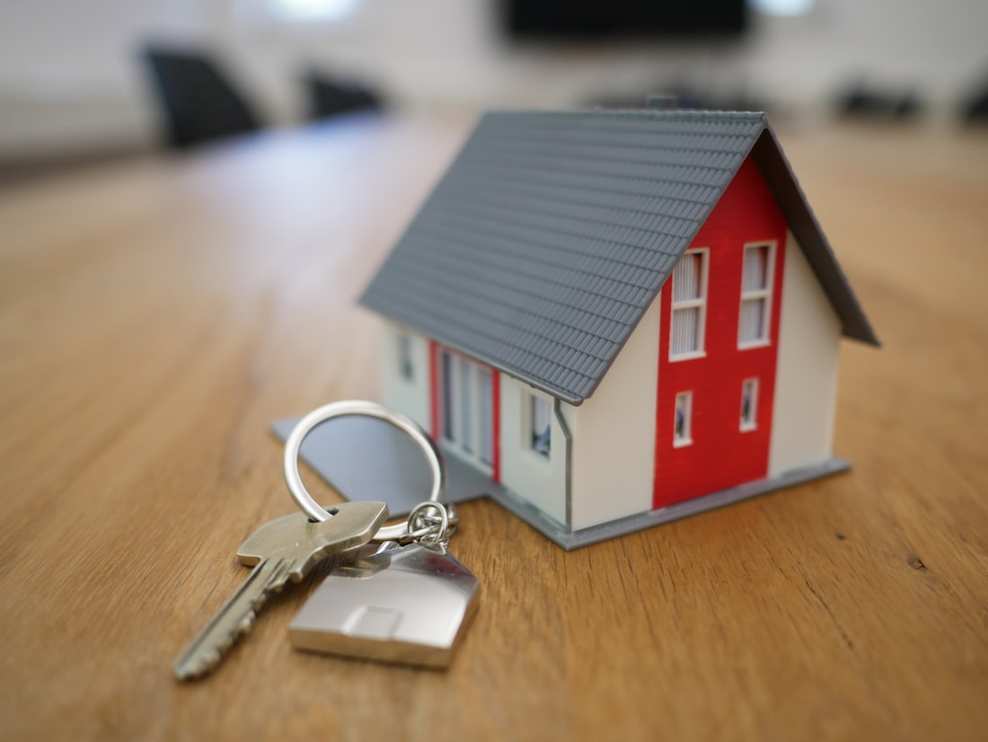 Diagnostiqueur immobilier remettant les clés après un état des lieux