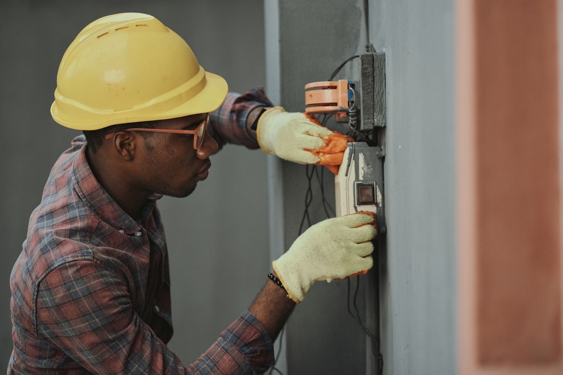 Électricien au travail sur une installation